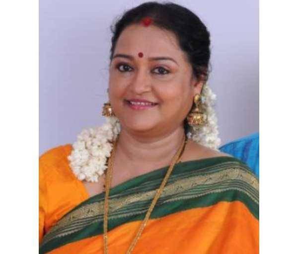 ஊர்க்காவலனில் இளம் விதவையாக