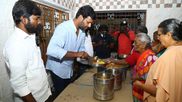 ஆதரவற்றோர் முதியோர் இல்லத்தில்
