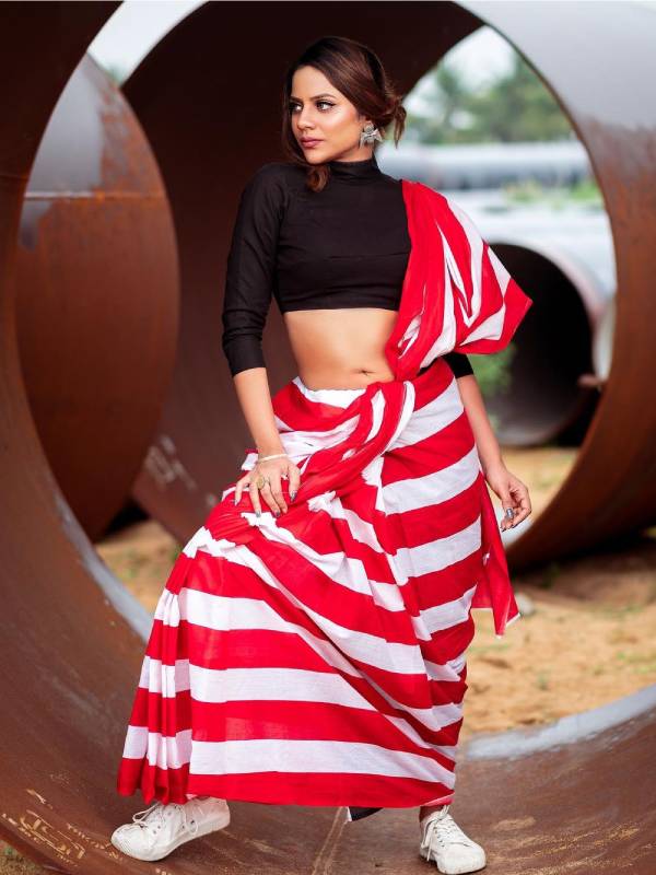 தொப்புள் அழகை காட்டி
