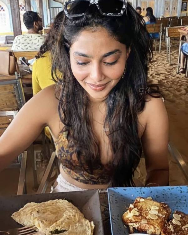 இருவரும் நெருக்கமாக