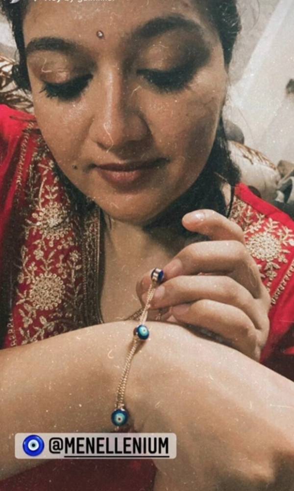 ஒரே மாதிரி உடை அணிந்து