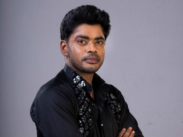 மானாட மயிலாட நிகழ்ச்சியில்