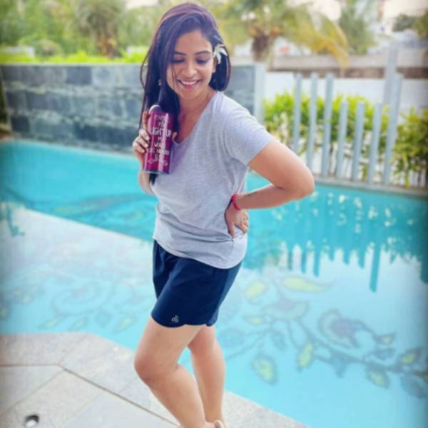 கையில் பாட்டிலுடன்