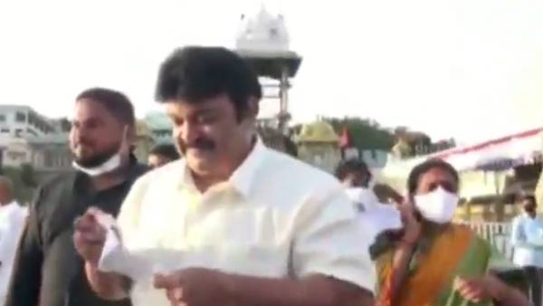 திருப்பதியில் ரசிகர்களுடன் செல்பி