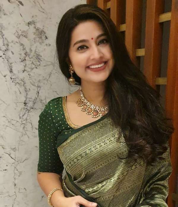 புன்னகை அரசியாக