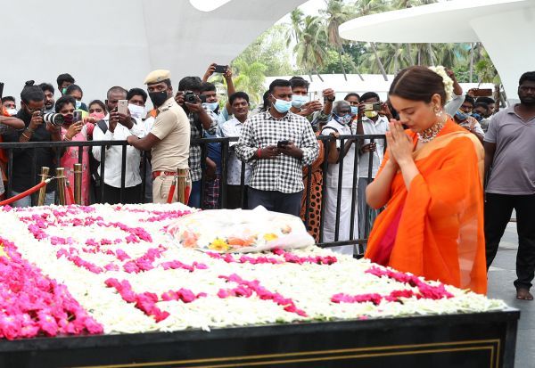 ஜெயலலிதா நினைவிடத்தில் அஞ்சலி
