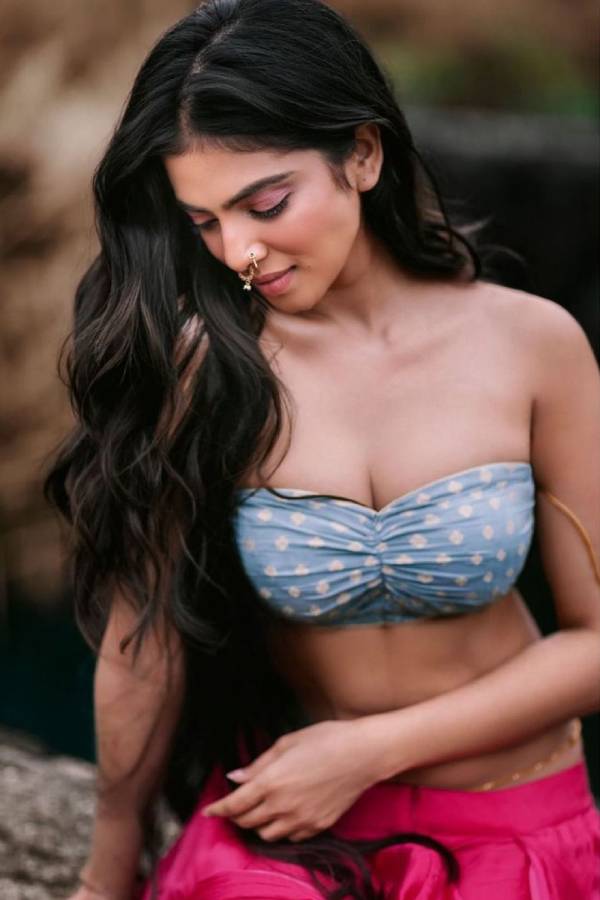 ஊர்வசி போல கொள்ளை அழகில்