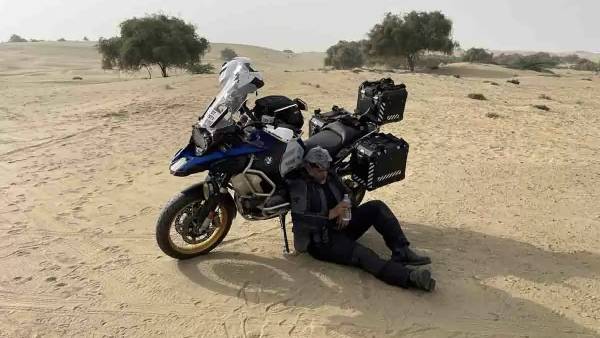 தார் பாலைவனத்தில்... பைக்கின் நிழலில் ஓய்வெடுத்த அஜித்… வைரலாகும் போட்டோஸ்!