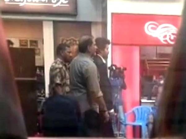 ஸ்டைல் லுக்கில் விஜய்