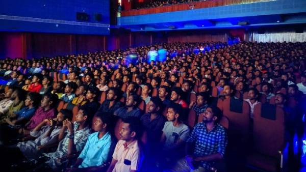 நவம்பர் 1ந் தேதி முதல்..  திரையரங்குகளில் 100சதவீத பார்வையாளர்களுக்கு அனுமதி… தமிழக உத்தரவு !