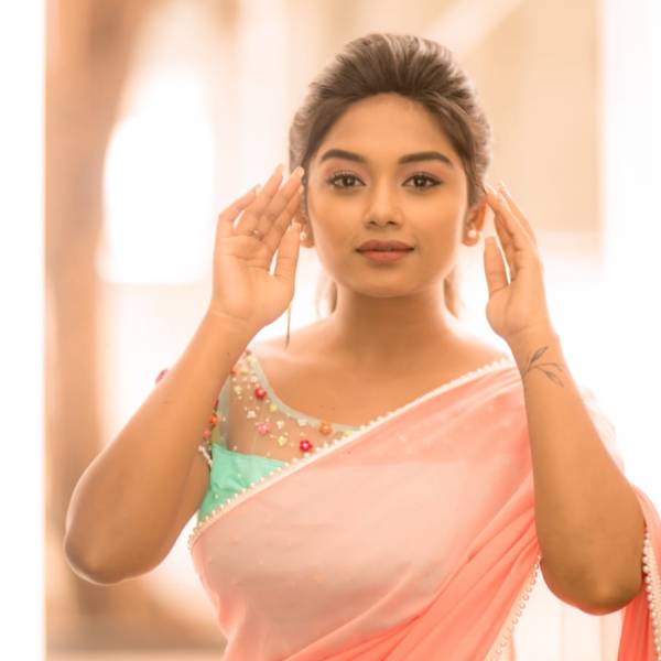 சேலை கட்டும் பெண்