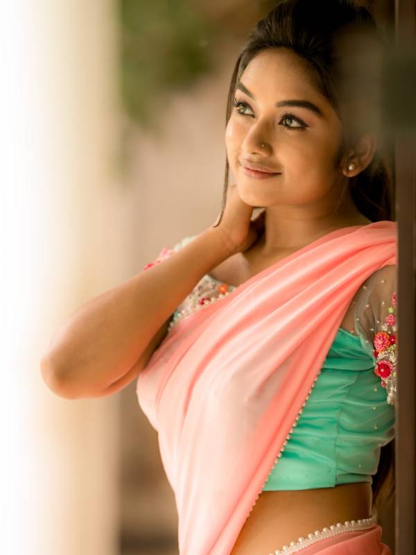 மயக்கும் சேலையில் பிரீத்தி