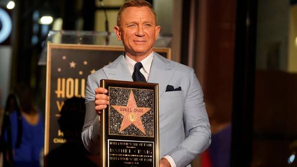 James Bond actor Daniel craig gets walk of fame honor James Bond actor Daniel craig gets walk of fame honor