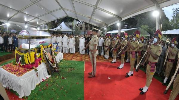 அரசு மரியாதையுடன் புனித் ராஜ்குமார் உடல் நல்லடக்கம்...கதறி அழுத ரசிகர்கள் 