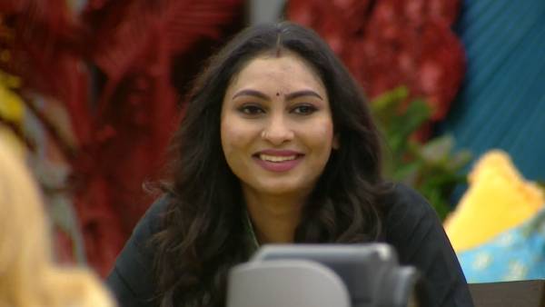 தாயாருடன் ஹேப்பி போஸ்