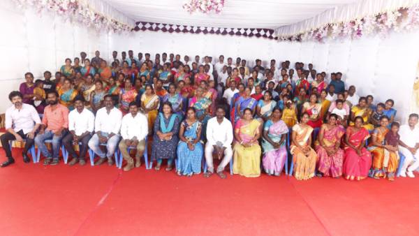 இது உங்கள் வெற்றி..! குரூப் போட்டோவில் ஓரமாக அமர்ந்து போஸ் கொடுத்த விஜய்!