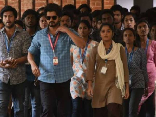கல்லூரி மாணவியாக நடித்து கலக்கினார்