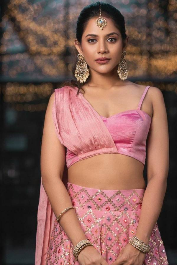 முதல் படத்தில் சமத்து பெண்ணாக