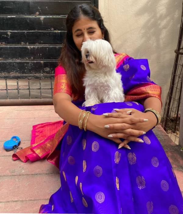 பட்டுப்புடவையில் போலோ பப்பியுடன்
