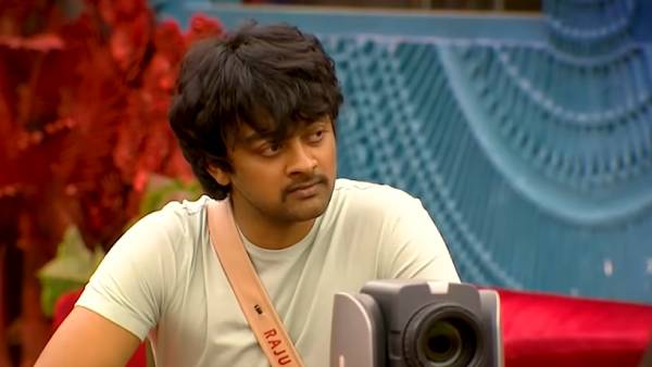 ஒரு பெண் குழந்தைக்கு அப்பாவானவரிடம் இப்படி ஒரு கேள்வியை கேட்கலாமா ராஜு? கடுமையாக சாடும் நெட்டிசன்ஸ்!