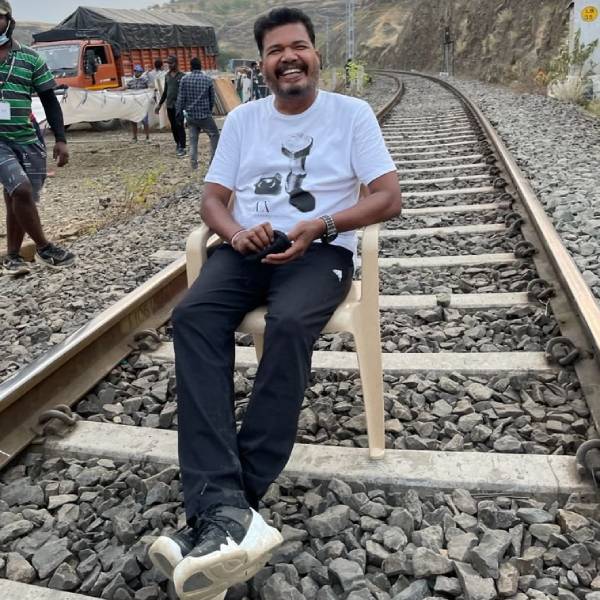 ரயில் டிராக்கில் ஷங்கர்