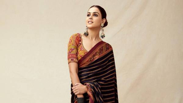  பூக்களின் மேல் நின்று போஸ் கொடுக்கும் ரோஜாப்பூ... ஜெனிலியாவை வர்ணிக்கும் ரசிகர்கள்!