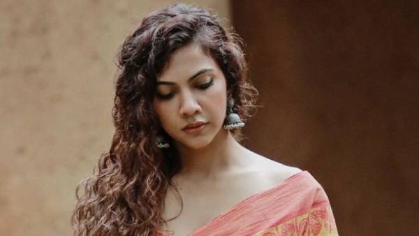  எப்பவும் உம்முனு இருக்கும் மடோனா..ஜொஞ்சம் சிரிங்க..அட்வைஸ் செய்யும் ரசிகாஸ் !