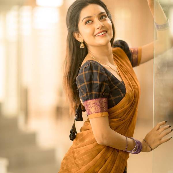 பாவாடை தாவணியில்
