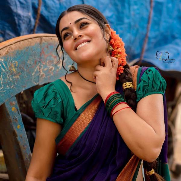சர்ச்சைக்குரிய வேடங்களிலும்