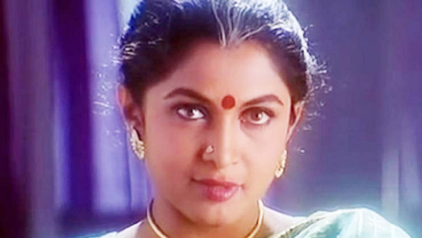 அந்த சமயத்தில் ரசிகர்கள் என் மீது செருப்பை வீசினார்கள்..! பல வருட ரகசியம் உடைத்த ராஜமாதா! 