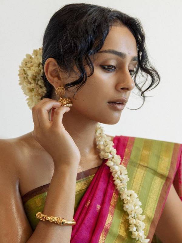 பிரகதியின் ஹாட் ஃபோட்டோஷுட்