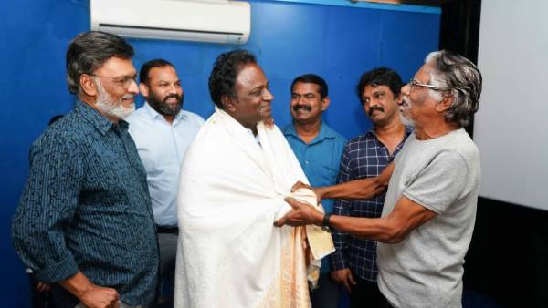 கட்டியணைத்த பாரதிராஜா