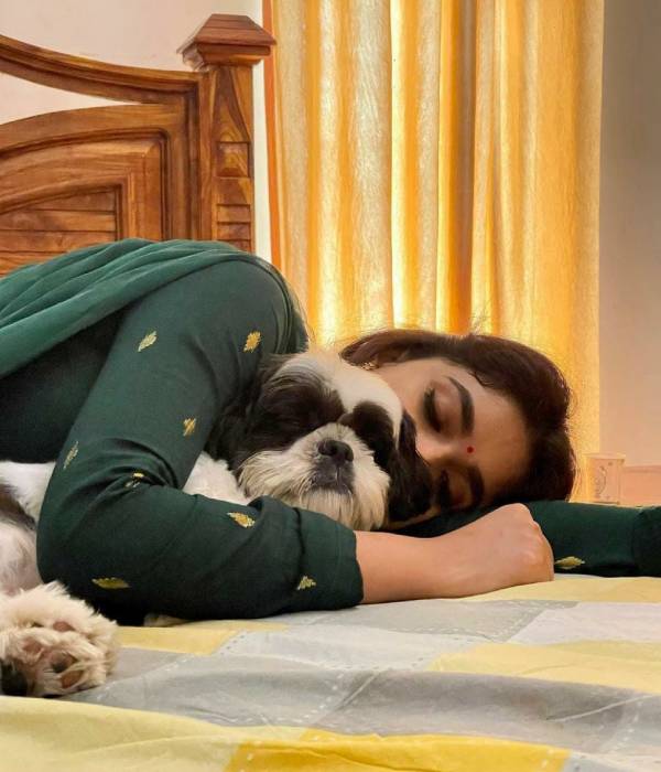 கட்டிபிடித்து தூங்கும் க்யூட் போட்டோ