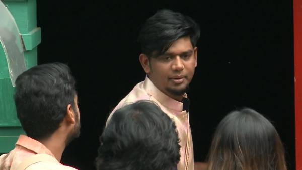 மீண்டும் வெளியேறினார்