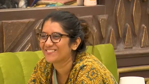 பிரியங்கா கையிலே ஒரு வெத்தலைப் பொட்டியைக் கொடுத்துடுங்கடா.. பங்கமாக கலாய்க்கும் நெட்டிசன்கள்!