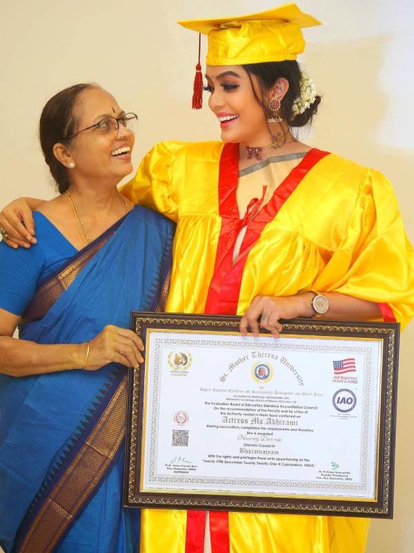 நடிகை அபிராமிக்கு டாக்டர் பட்டம்