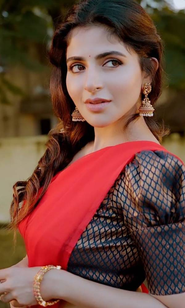 பாவாடை தாவணியில் கரும்பை போல