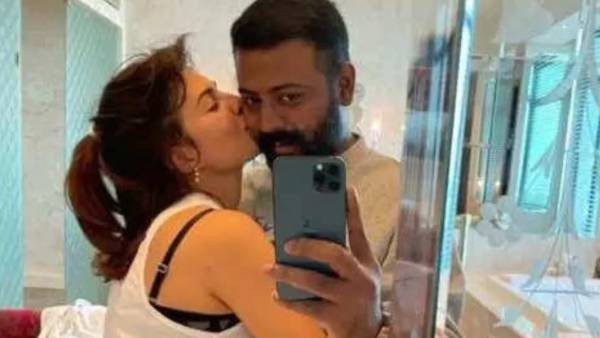 சுகேஷுடன் நெருக்கம்