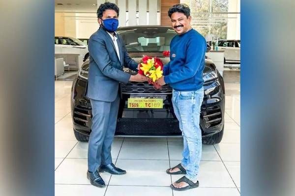 இயக்குநருக்கு ரேஞ்ச் ரோவர் பரிசு