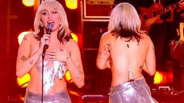 அடக்கடவுளே.. மேடையிலேயே கழண்டு விழுந்த மேலாடை.. அரைநிர்வாண கோலத்தில் அசிங்கப்பட்ட பிரபல பாடகி!