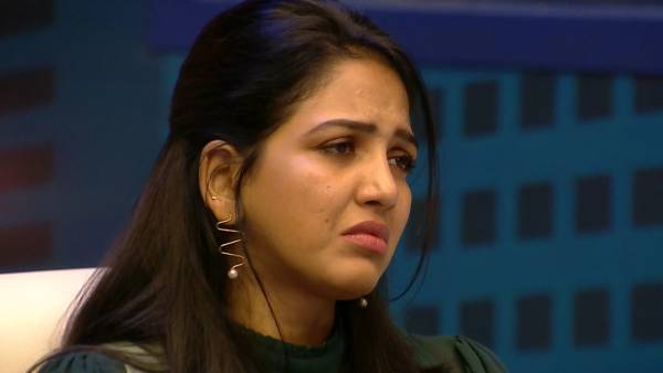 என்ன சொல்றீங்க… பிக் பாஸ் பாவனிக்கு  கொரோனாவா?... ஷாக்கான  ரசிகர்கள் !