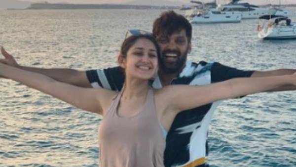 நடுக்கடலில் டைட்டானிக் போஸ் கொடுத்த ஆர்யா – சாயிஷா...பொறாமையில் பொங்கும் ரசிகர்கள் 