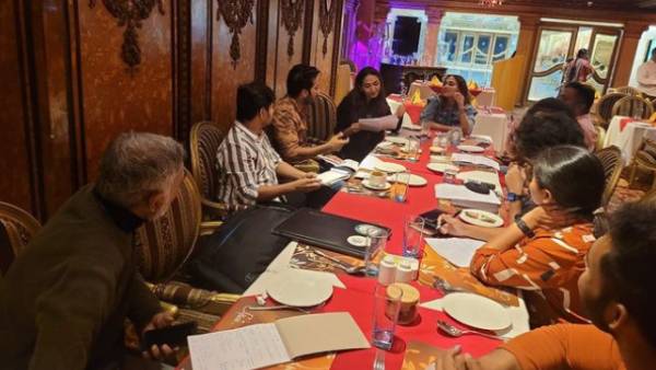 காதலர் தினத்திற்கு தயாராகும் ஐஸ்வர்யா ரஜினிகாந்த்… வெளியானது  சூப்பர் போட்டோ !