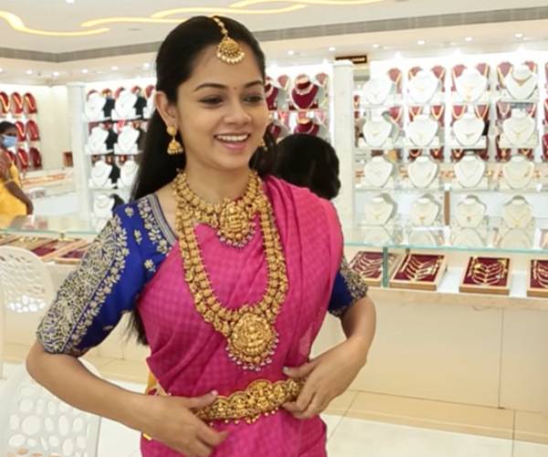 8வது போட்டியாளர் அனிதா சம்பத்
