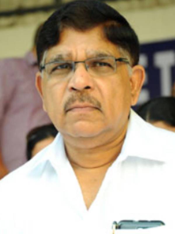 மகனின் படத்தை தடுக்கும் தந்தை