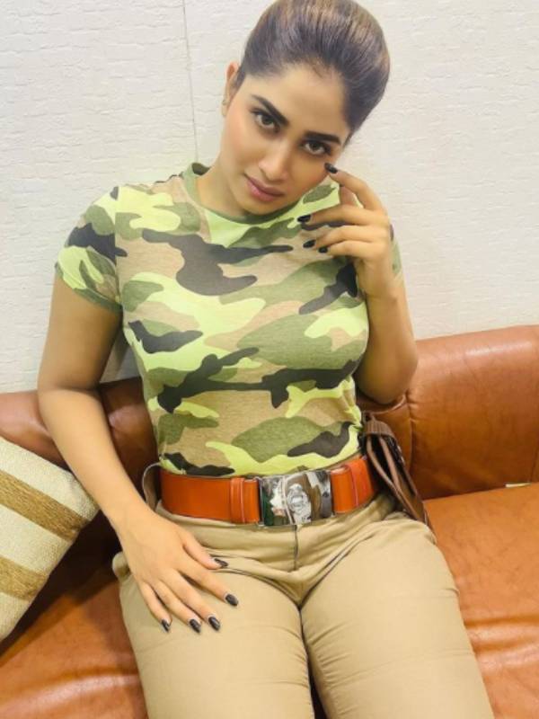 போலீஸ் உடையில்