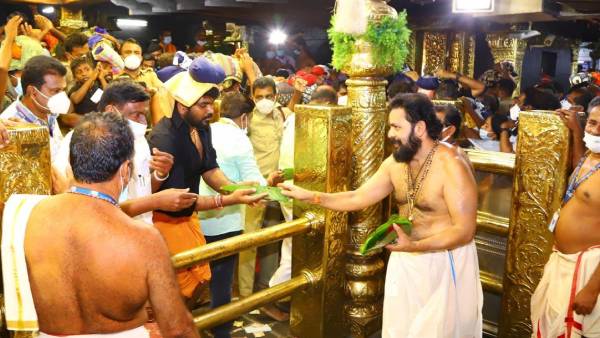 இருமுடியுடன் சாமி தரிசனம்