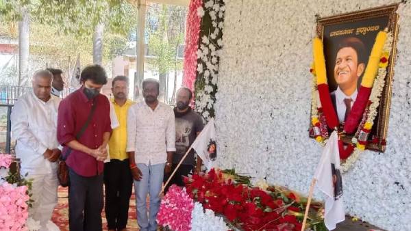 புனித் ராஜ்குமார் நினைவிடத்தில் அஞ்சலி செலுத்திய விஜய் 