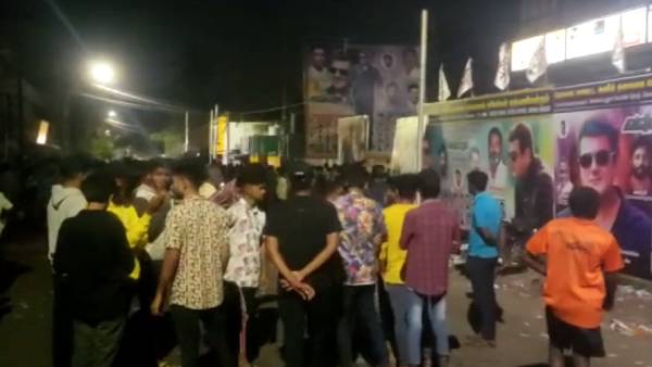 ரசிகர்கள் கொண்டாட்டம்