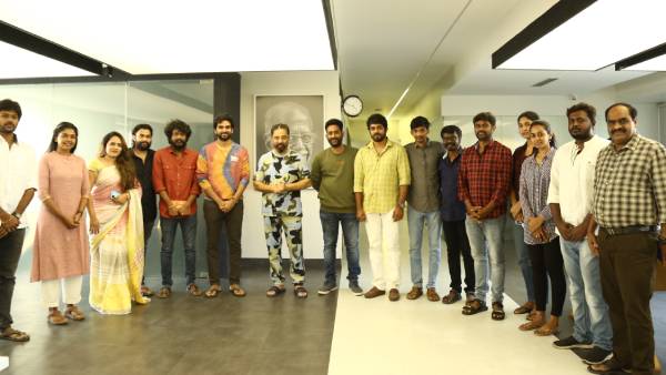 கமல் பார்த்த சில நேரங்களில் சில மனிதர்கள் படம்... கேஷுவல் லுக்கில் கவனம் ஈர்த்த உலகநாயகன் 